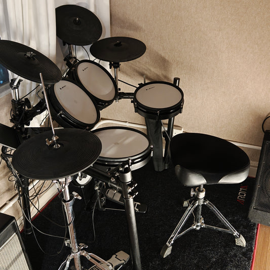 Electronic drum set in a room with a chair and window. 旺角租Band房 旺角Band Room Band Room Rental 電子鼓房 租電子琴房 租結他房 租木結他房 租電結他房 租教學房 租樂器房 樂室租借