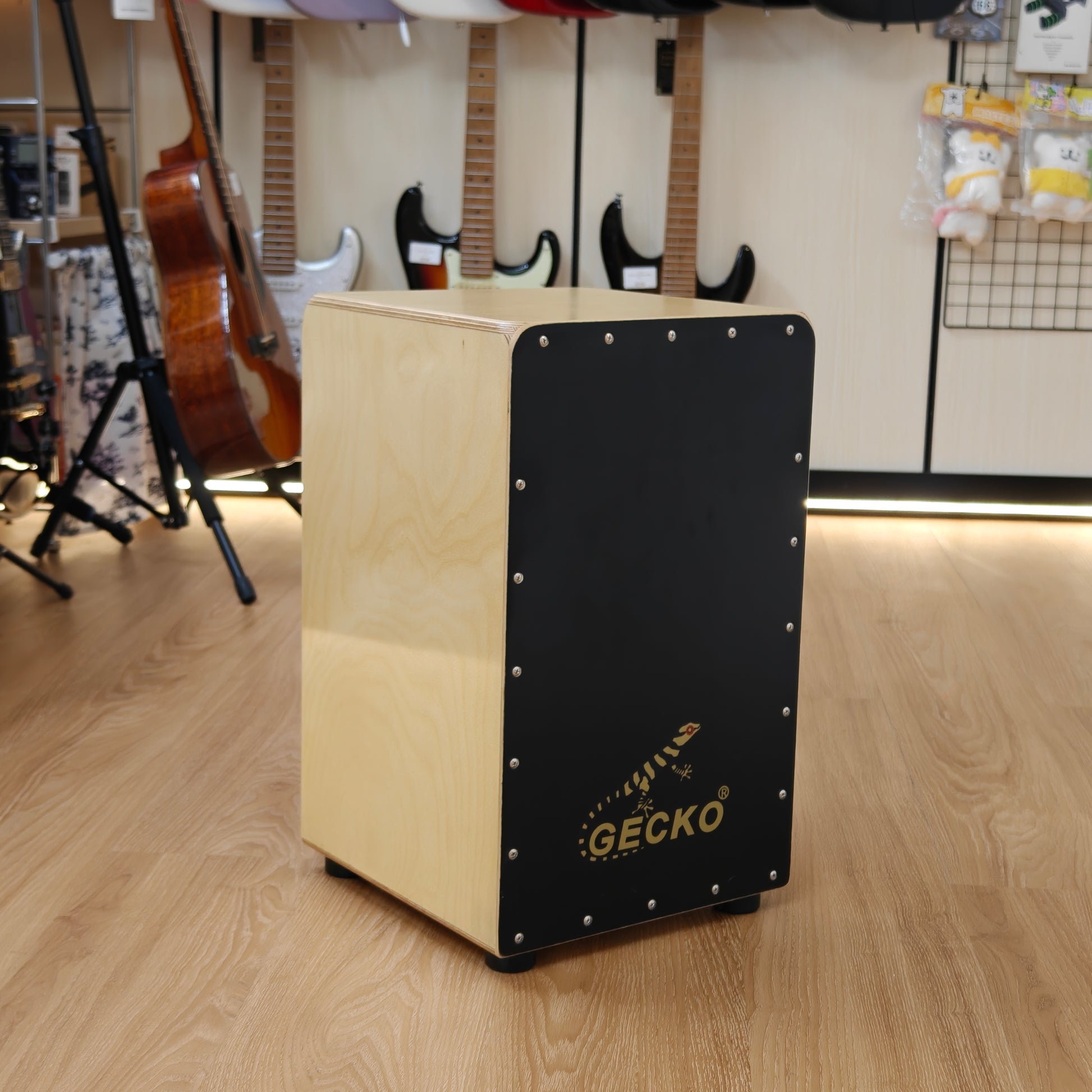 Gecko CL99AEQ Cajon on the side of Snare Cajon in Black