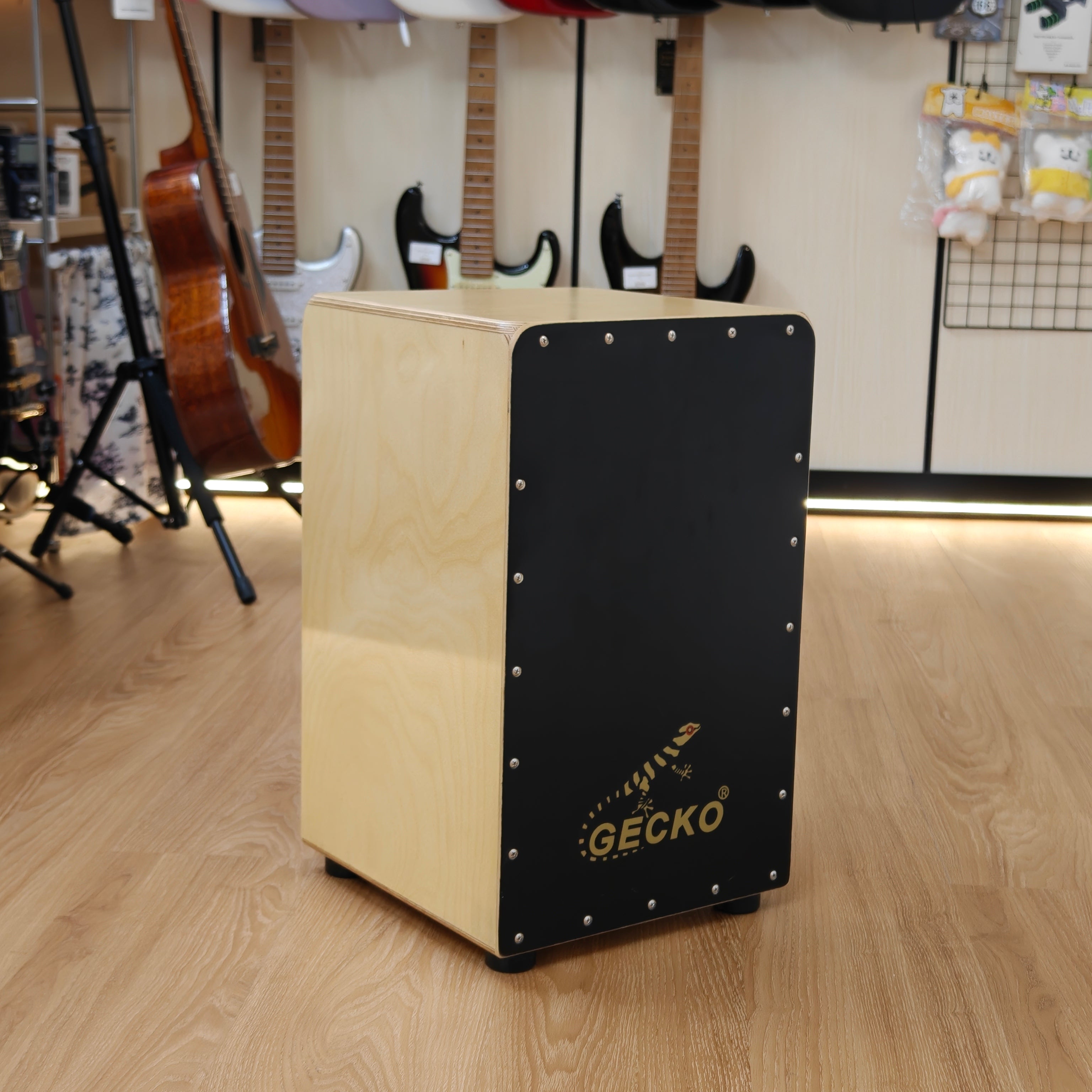 Gecko CL99AEQ Cajon on the side of Snare Cajon in Black