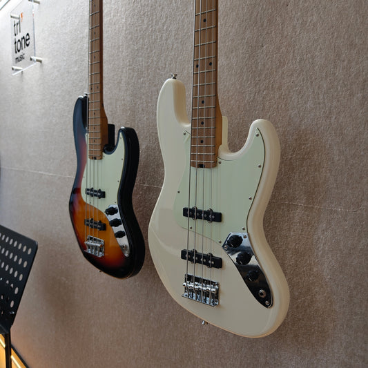 Bass Guitars SQOE SJB600 in the colors White and Sunburn